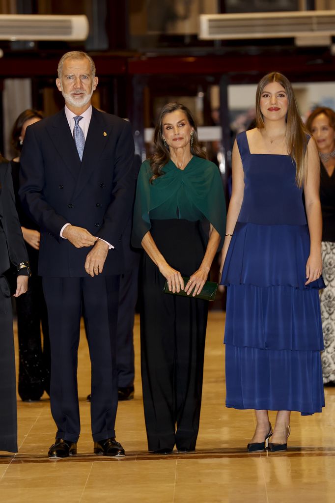 Los reyes Felipe VI y Letizia junto a la infanta Sofía durante el concierto previo a la entrega de los Premios Princesa de Asturias 2026, celebrado el 22 de octubre en Oviedo.