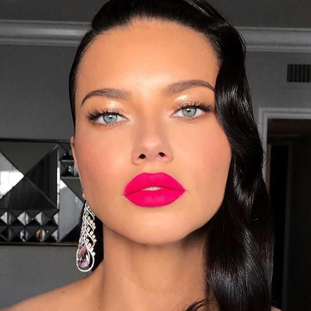 Adriana Lima con labios fucsia