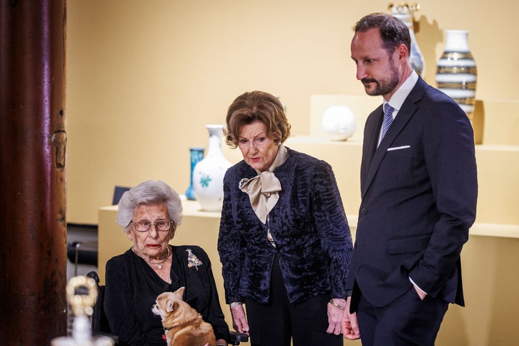 La princesa Astrid con la reina Sonia y el rey Haakon en una exposición en 2025