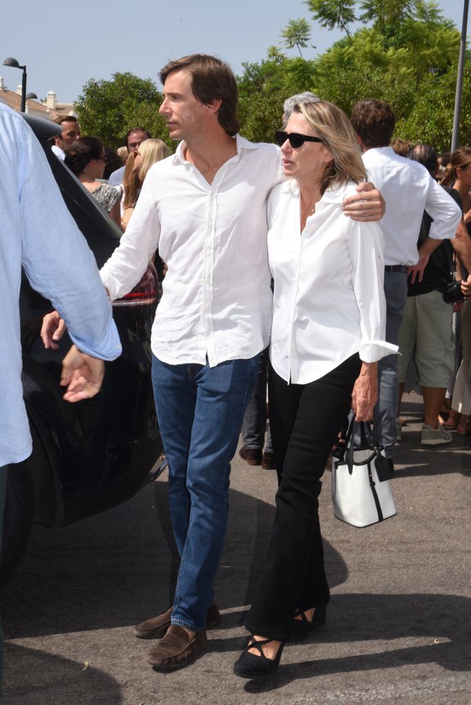 Myriam Lapique con su hijo Felipe Cortina en la misa de Caritina Goyanes en Marbella, 27 de agosto de 2024