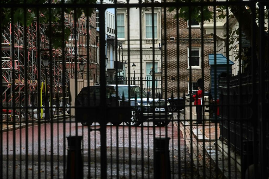 El auto en el que el príncipe Harry llegó a Clarence House para una reunión privada con su padre, el rey Carlos III