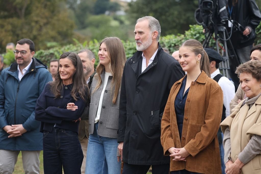 Los Reyes, la princesa Leonor y la Infanta Sofía durante el acto de entrega del premio al Pueblo Ejemplar 2025
