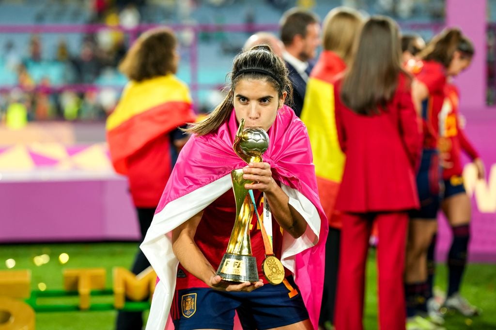 Alba, tras proclamarse campeona mundial de fútbol femenino con sus compañeras de la Selección