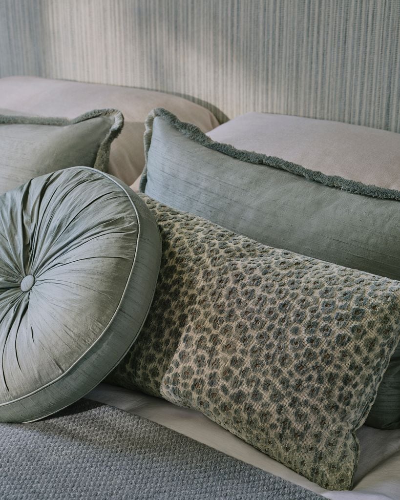 Cama con cojines en azul suave