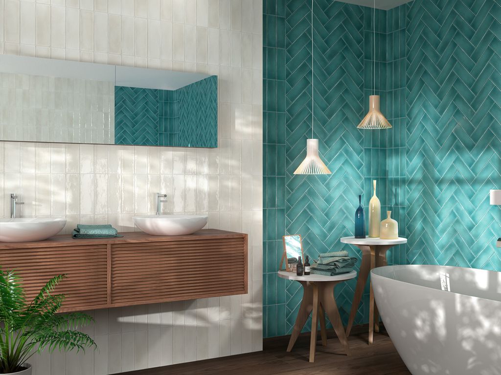 Cuarto de baño con azulejos blancos y turquesas
