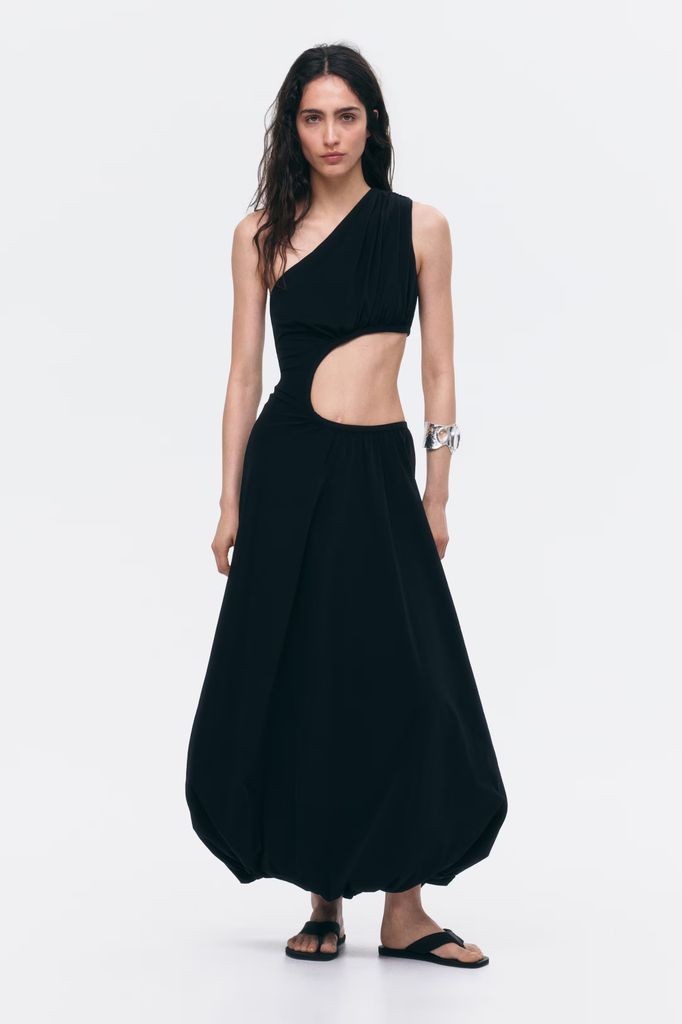 Vestido negro asimétrico con cut-out de H&M. 