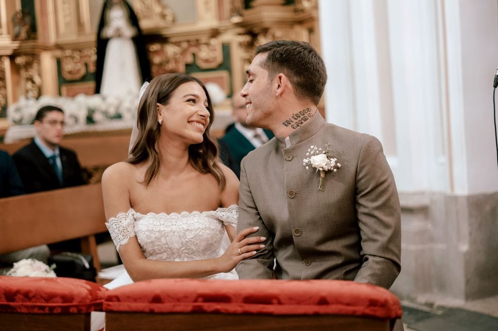 Ana Guerra mirando a Víctor Elías