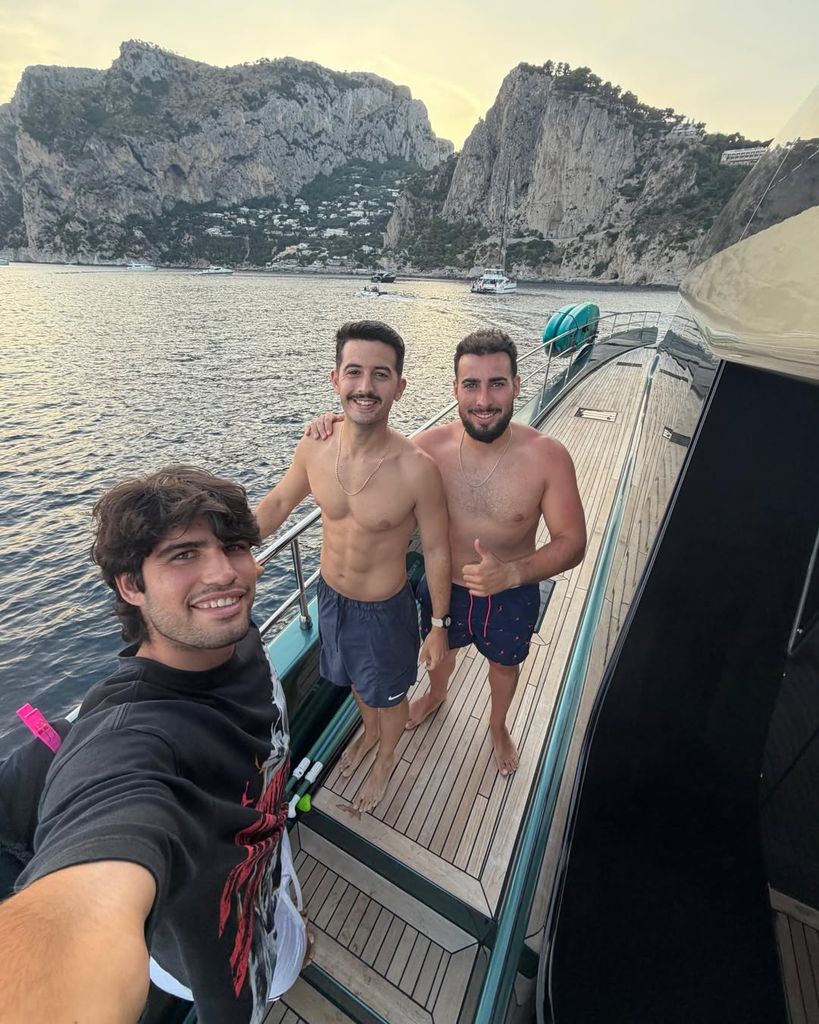 Carlos hace un selfi con Capri al fondo