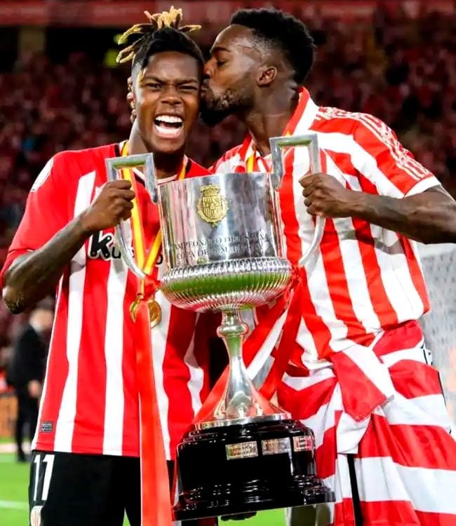 Iñaki y Nico Williams con la Copa
