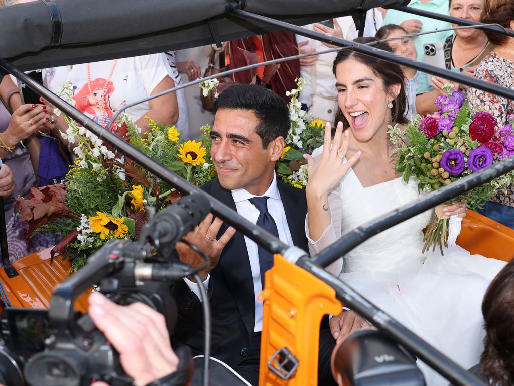 Alberto y Blanca mostrando sus alianzas de casados