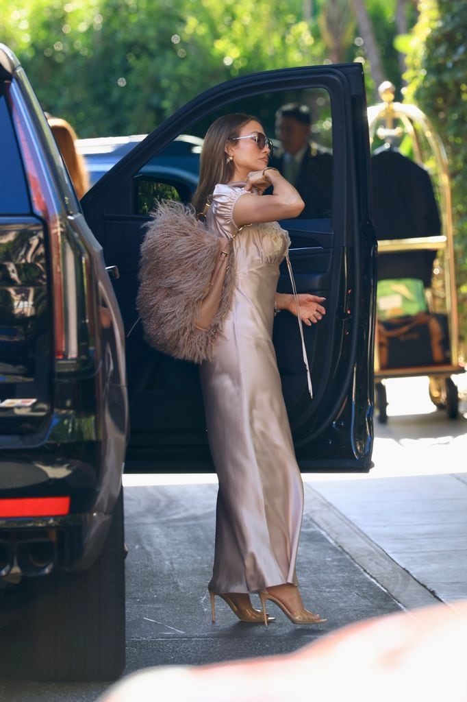 Jennifer Lopez lució guapísima con un vestido lencero de satén.