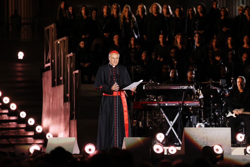 El caradenal Mauro Gambetti, arcipreste de la Basílica de San Pedro, dirigió unas emotivas palabras a los presentes