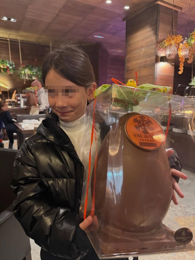 Lola posa con un maravilloso e inmenso huevo de chocolate
