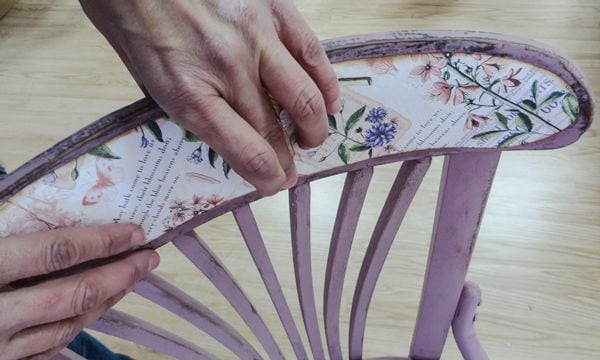 Convertimos una vieja silla en una pieza ‘a la moda’