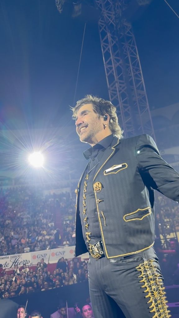 Alejandro Fernández durante su show en Guadalajara