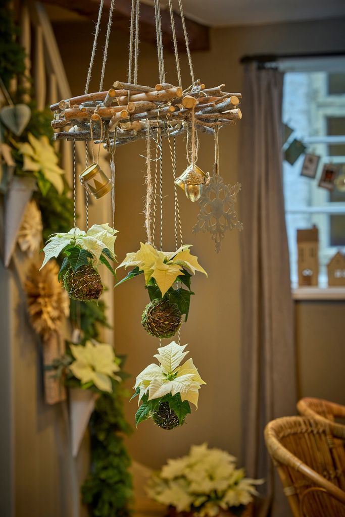 Adorno de Navidad con poinsettias.