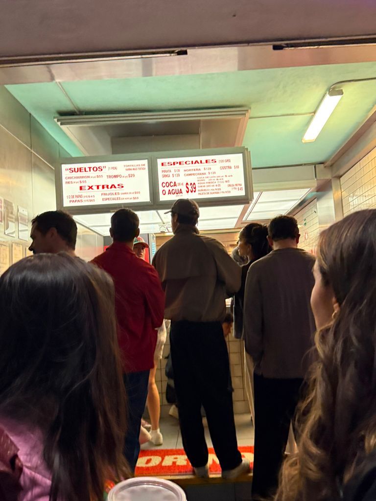 Harry Styles y su equipo en taquería Orinoco de Polanco.