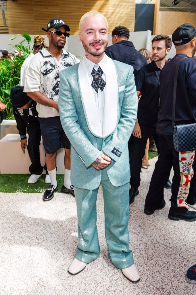 J Balvin apuesta por un conjunto luminoso en su paso por el desfile de Amiri.