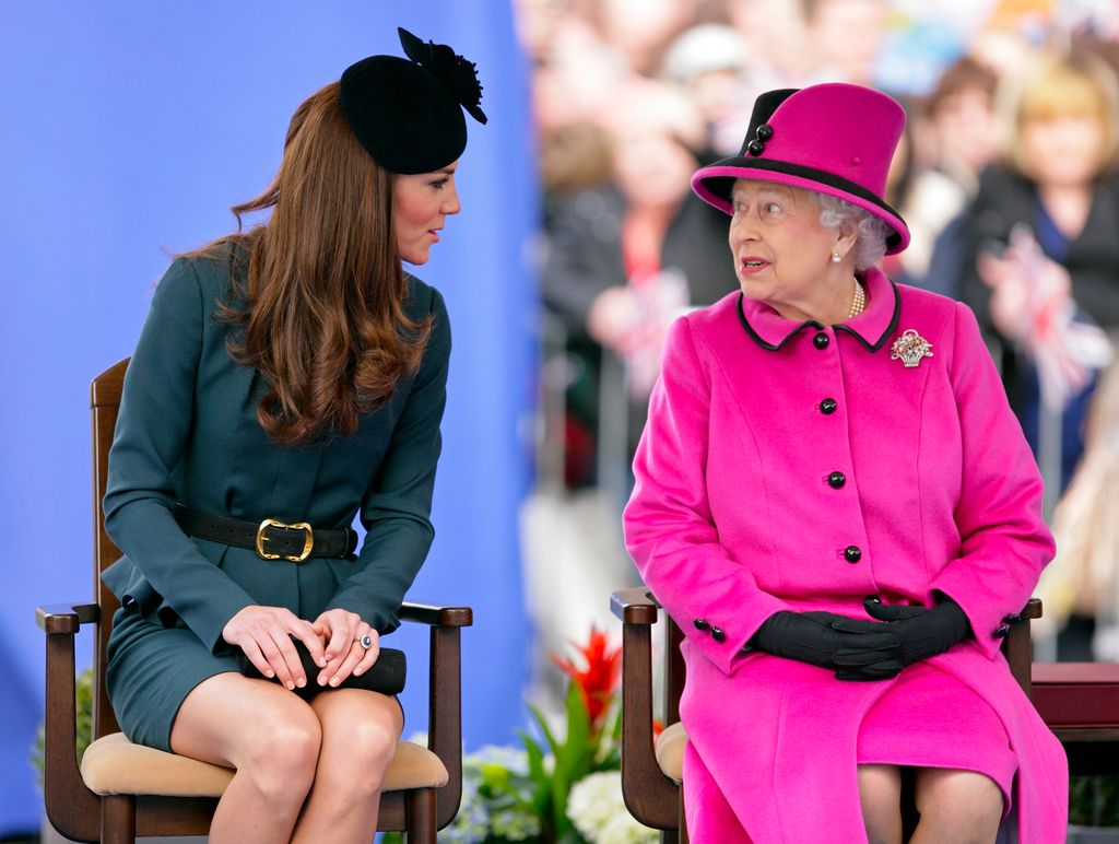 Isabel II y Kate Middleton en Leicester en 2012