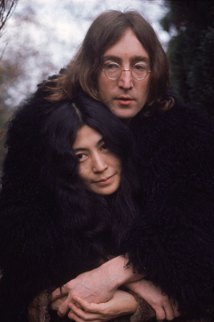 John Lennon (1940 - 1980) y Yoko Ono en una foto de diciembre de 1968.