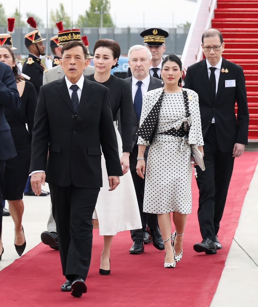La princesa Sirivannavari de Tailandia rescata el vestido de lunares que homenajea a su abuela, la reina Sirikit en su visita de Estado a Francia.