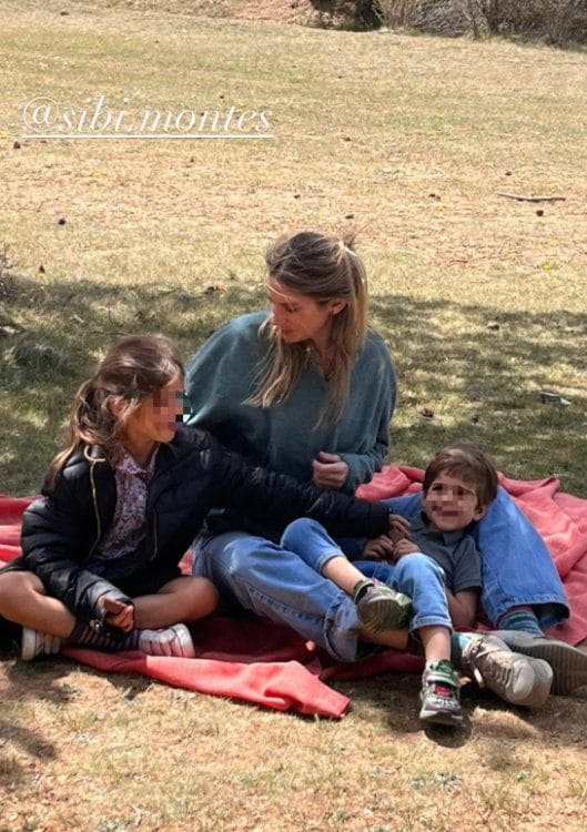 Sibi Montes con sus sobrinos