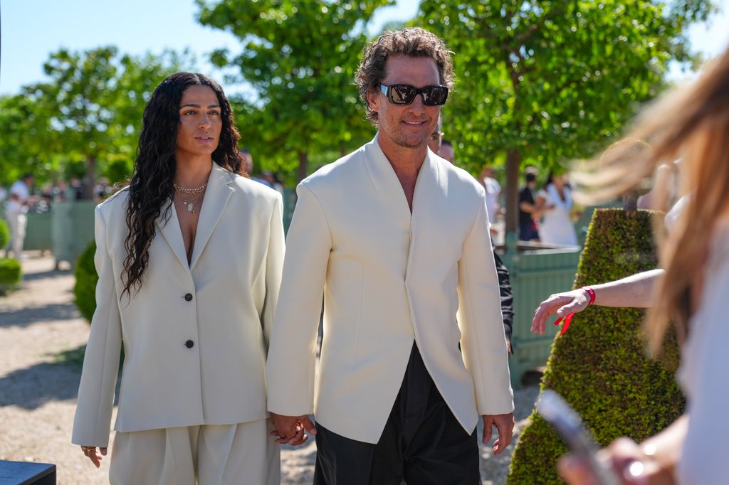 Camilla Alves y Matthew McConaughey en el desfile de Jacquemus en París