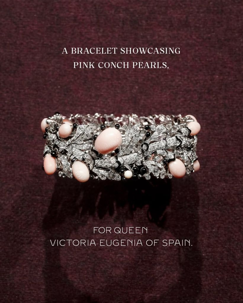 "Un brazalete de perlas concha rosas, para la reina Victoria Eugenia de España"
