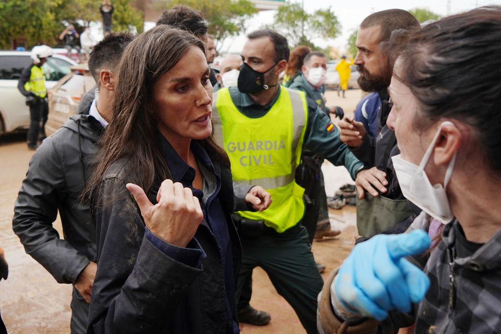 Reina Letizia hablando con vecinos afectados por la DANA en Valencia