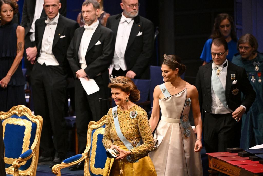 Victoria de Suecia radiante con la tiara fringe en los premios nobel 2025