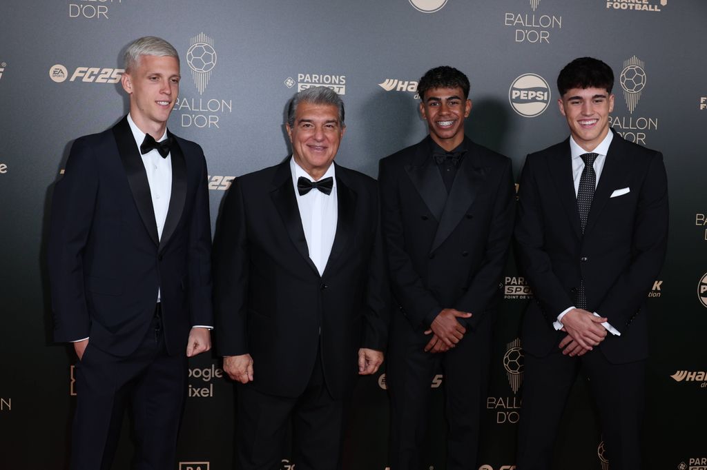 Plano medio de algunos jugadores del FCB con Joan Laporta