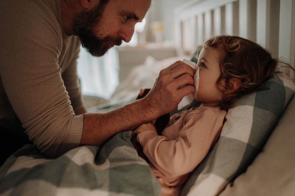 Niña con sinusitis con su padre 