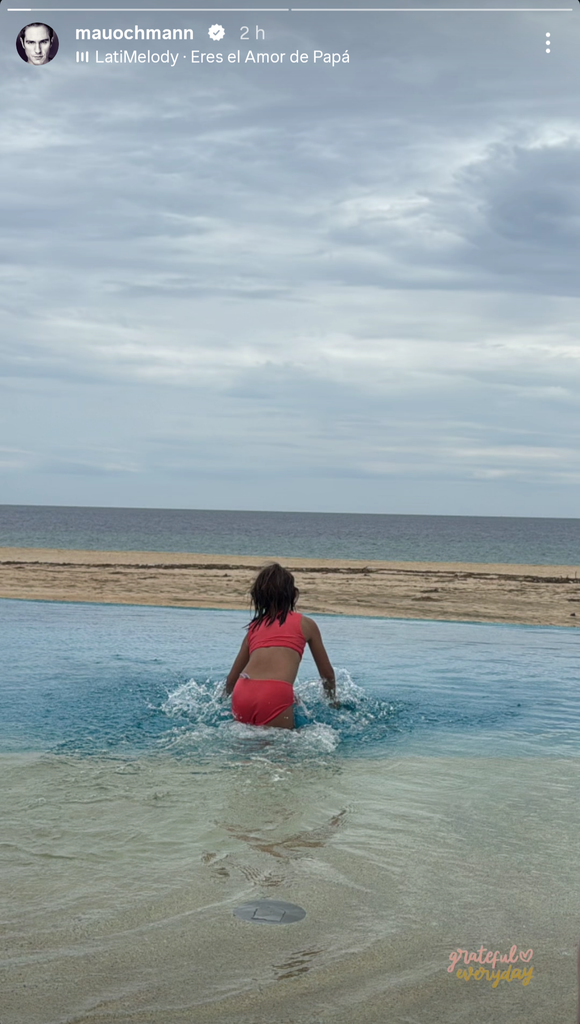 Mauricio mostró a su hija jugando divertida en la playa.