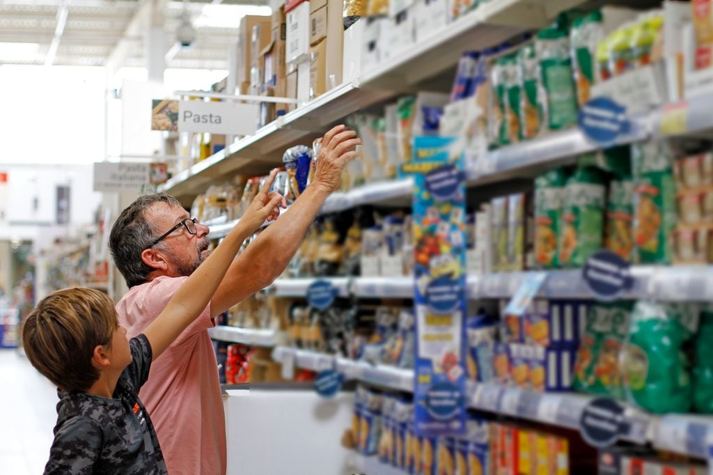 Un padre y su hijo comprando en un supermercado