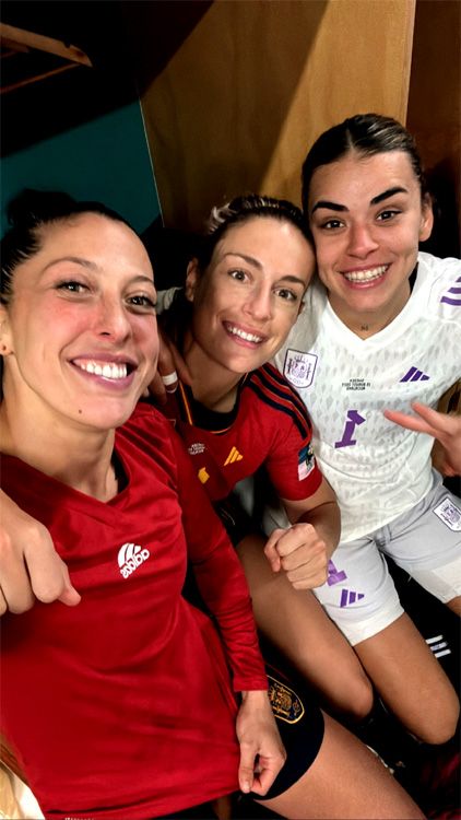 Jennifer Hermoso, con Alexia Putellas y la portera del equipo