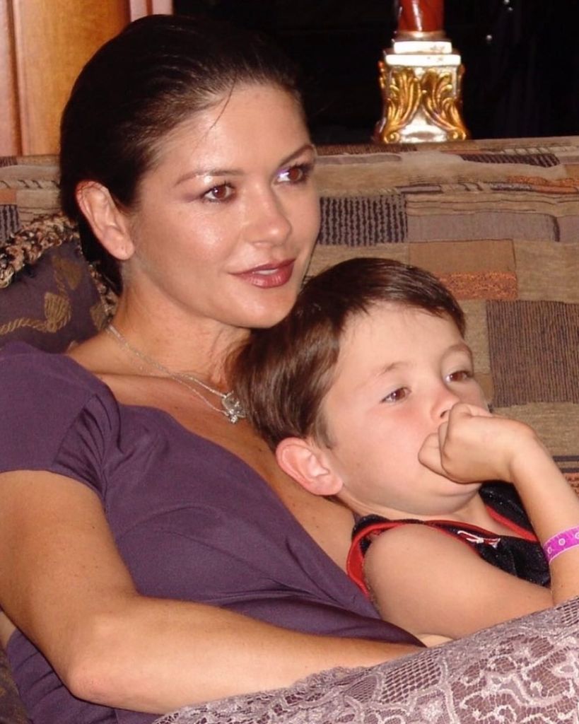 Catherine Zeta-Jones con su hijo Dylan de pequeño