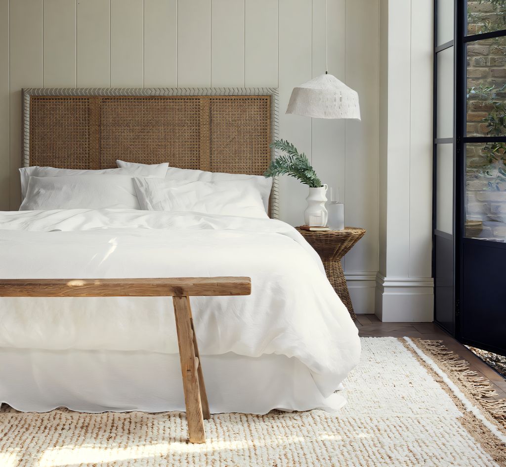 Dormitorio con ropa de cama de color blanco