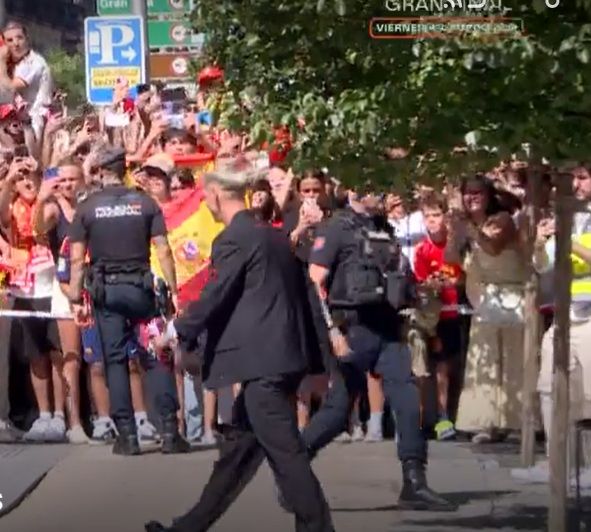 Dani Olmo saliendo del hotel para subirse en el bus