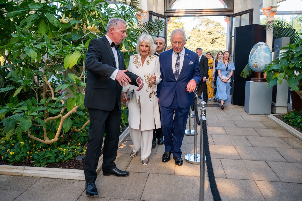 Los reyes Carlos y Camilla en una cita de Elphant Family 