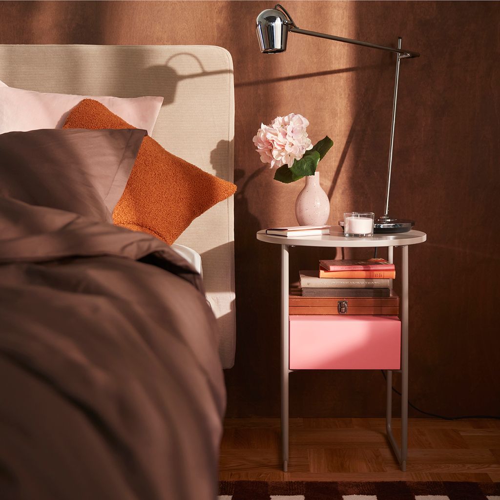 Dormitorio en tonos rosas y marrones de IKEA