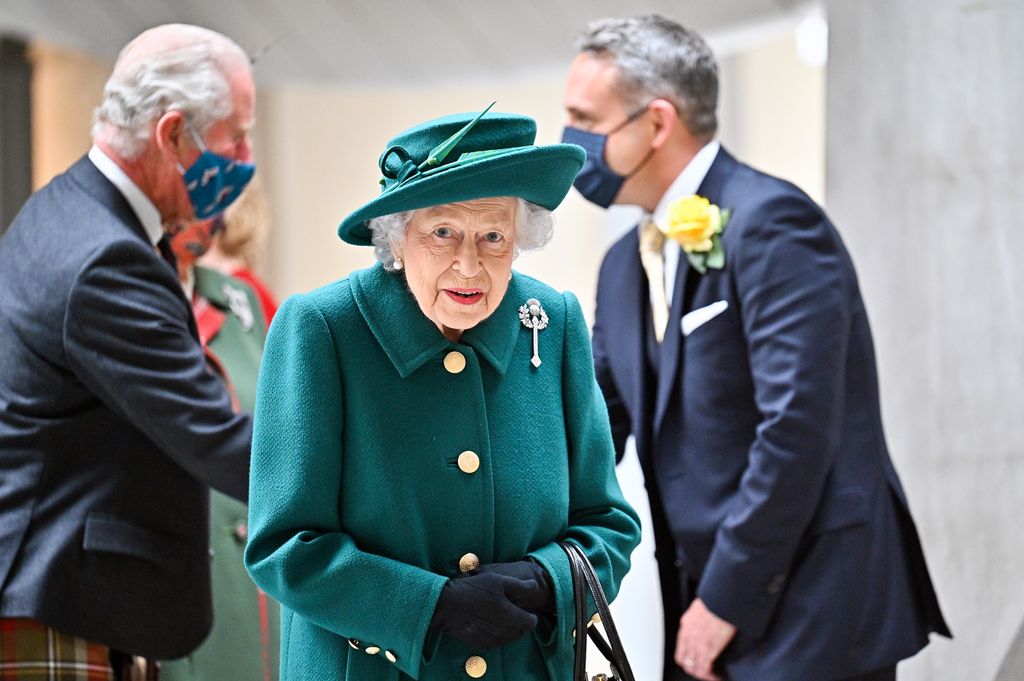 Isabel II luciendo el broche de Flor de Cardo de diamantes