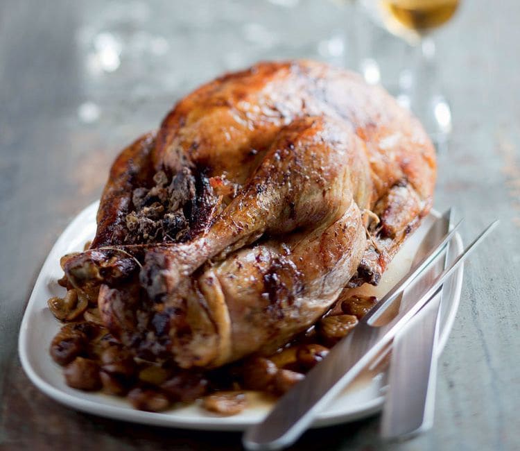 Pavo asado relleno con carne y castañas