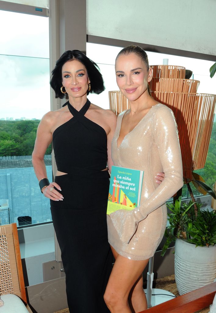 Dayanara Torres y Águeda López 
