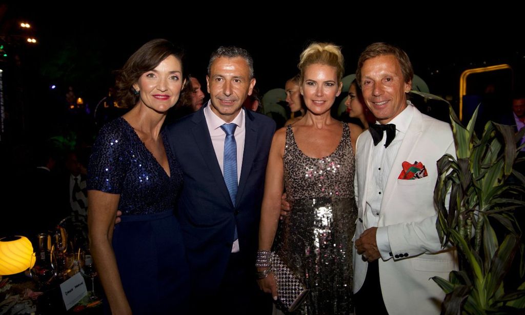 La ministra Reyes Maroto, junto a Valeria Mazza y Alejandro Gravier.