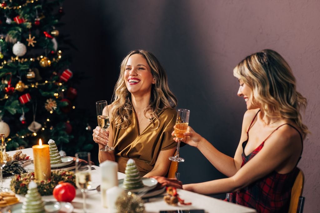 Mujeres celebrando una cena de Navidad