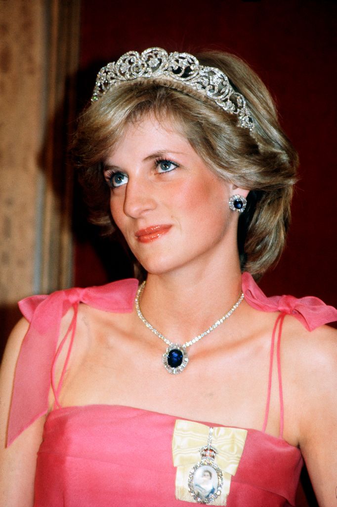 Las joyas de zafiros de la princesa Diana se mantienen como los más emblemáticos de la corona inglesa, hoy le pertenecen a Kate Middleton.