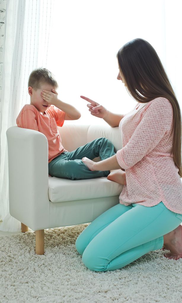 Madre regañando a su hijo