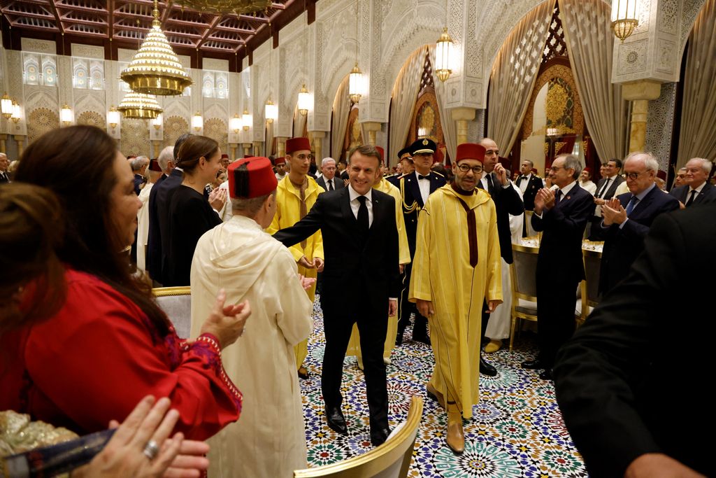 Plano medio de Mohamed VI, Emmanuel Macron,  Moulay Hassan llegando a una cena de Estado 