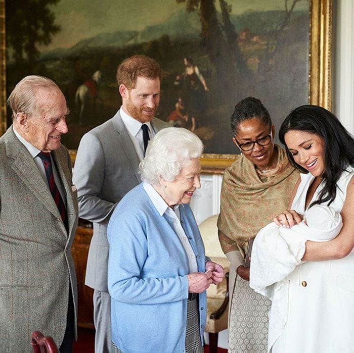 La reina Isabel II y el Duque de Edimburgo conocen a su nieto Archie