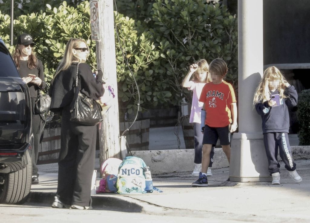 Anna Kournikova junto a sus pequeños Nicholas, Lucy y Mary en Miami.
